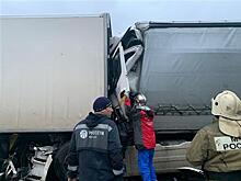 Два грузовика и легковушка столкнулись в Самарской области
