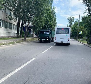 В Ростове автобус с пассажирами врезался в КамАЗ