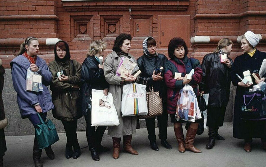 Бизнеса в советское время не было, а новый бизнес по-русски выглядел примерно так. Помните как была организована продажа импорта?  