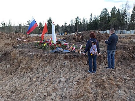 Памятник Яше Степанову в Каменном бору оказался в окружении