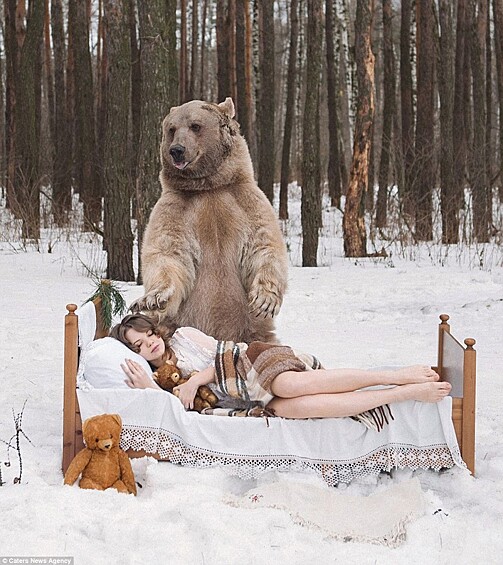 Некоторые западные пользователи сочли снимки «жуткими», а многие написали про нездоровый сексуальный подтекст фото. Однако большинство комментаторов были шокированы смелостью российских девушек.