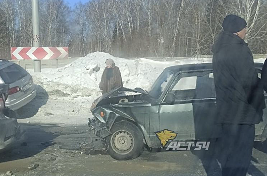 На Гусинобродском шоссе Новосибирска случилось массовое ДТП