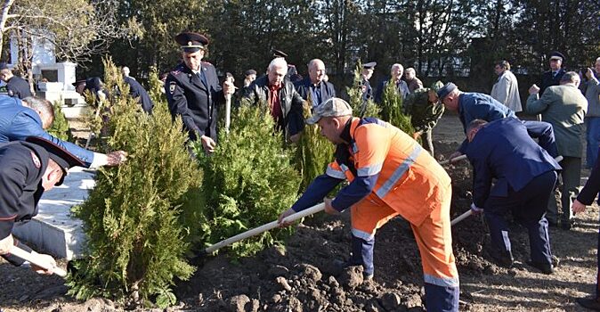 В Симферополе посадили аллею к 75-летию освобождения Крыма от фашистских захватчиков