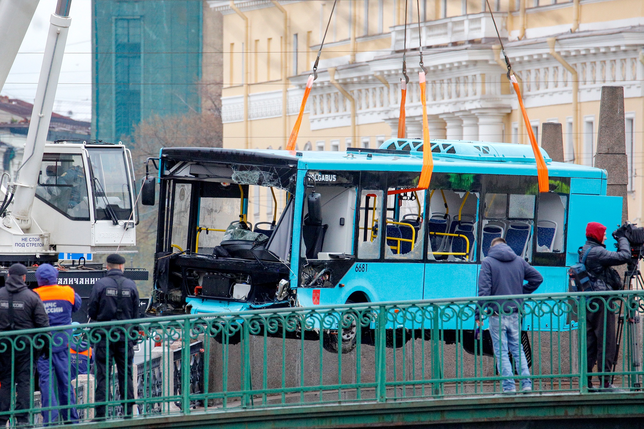 После падения автобуса в реку в Петербурге задержан организатор перевозок. В чем его подозревают
