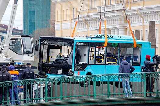 В Петербурге завели дело на директора компании, чей автобус упал в Мойку
