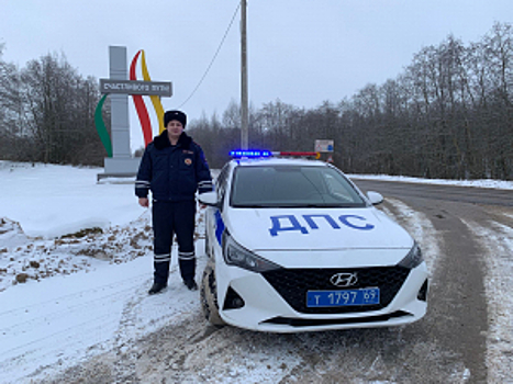 В Тверской области госавтоинспекторы помогли пенсионеру в ДТП с перевернувшимся автомобилем