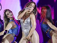 Саранча приземлилась на грудь Дженнифер Лопес во время концерта в Казахстане