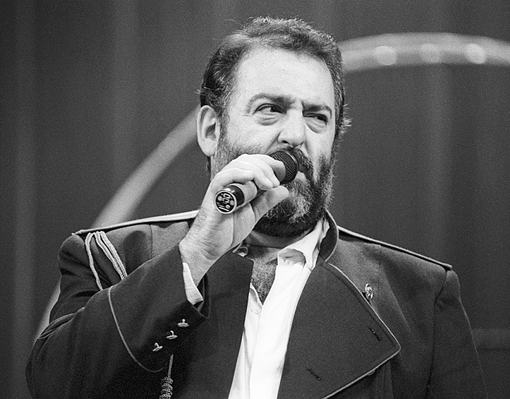 В начале своей карьеры Шуфутинский выступал с разными ансамблями в Москве и Магадане, затем стал руководителем ВИА «Лейся, песня».   В США Шуфутинский с семьей эмигрировал в 1981 году. Там он выпустил два альбома Анатолия Могилевского в качестве продюсера, выступал в ресторанах и собрал шоу-группу «Атаман-бэнд». Благодаря работе в ресторане «Арбат» он приобрел популярность и среди американцев.  