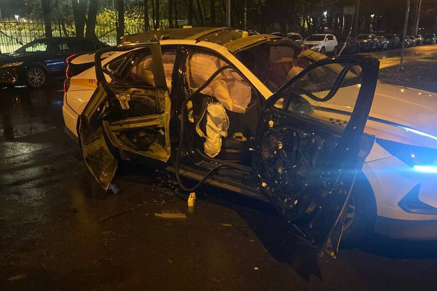 «Вывернуло двери»: в Москве взорвался автомобиль