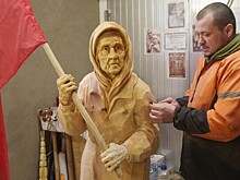 В Воронеже установили скульптуру бабушки со Знаменем Победы