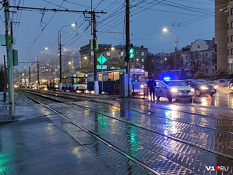 «Нас попросили на выход»: ДТП остановило движение троллейбусов на проспекте Ленина в Волгограде