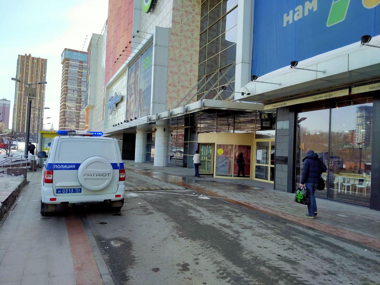 В Новосибирских ТРЦ закрыли часть входов, дежурят полицейские