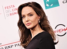 Джоли запускает бренд одежды и ювелирных украшений