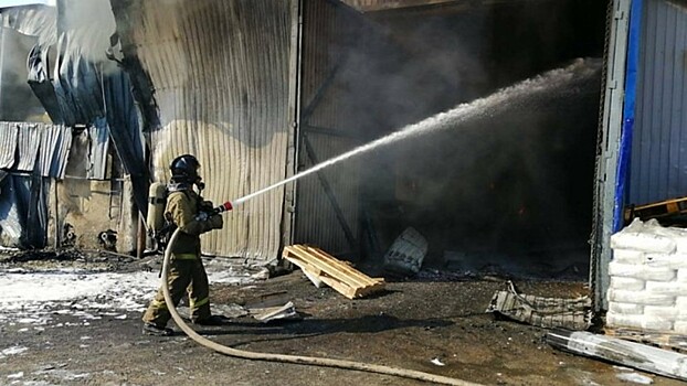 В Омске локализовали пожар на заводе