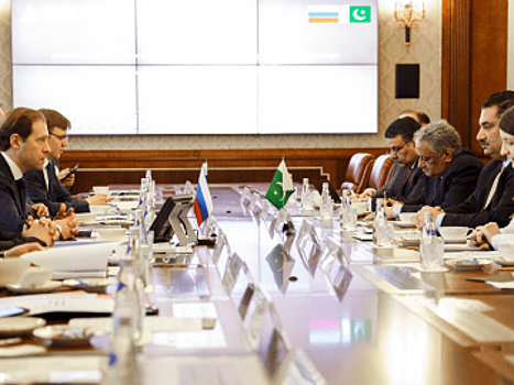 Денис Мантуров и Хуррам Дастгир Хан обсудили перспективы дальнейшего сотрудничества России и Пакистана