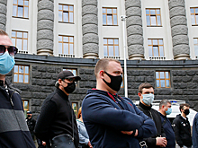 Украинцы вышли на акцию протеста «Карантин убивает»