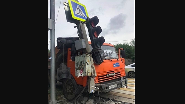 В Ростове-на-Дону КАМАЗ снес светофор