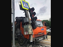 В Ростове-на-Дону КАМАЗ снес светофор