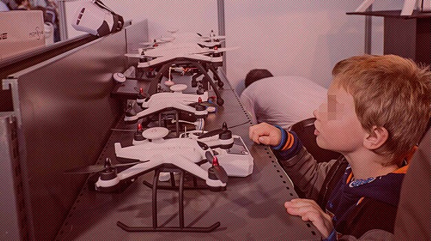 Детей в школах будут обучать управлению дронами с помощью VR-игры «Небо-2024»