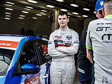 Гонщик, лишившись кубка, нанёс на него свою фамилию, приложив издевательскую записку