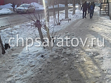 В Саратове ведут проверку после падения глыбы льда на школьника