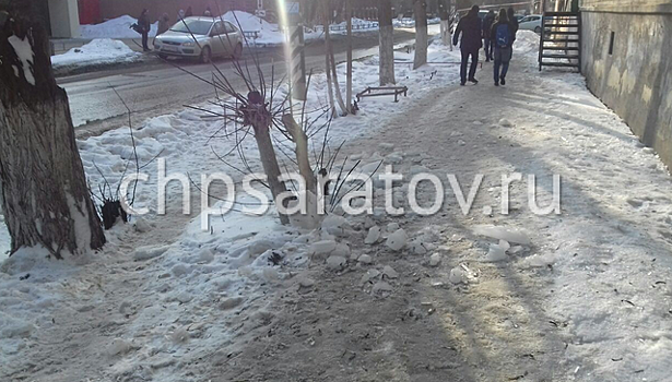 В Саратове ведут проверку после падения глыбы льда на школьника