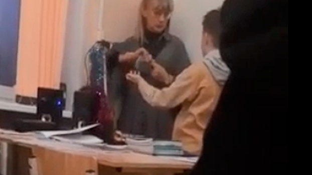 МВД на Урале начало проверку после видео, где учительница ударила ученика и порвала его тетрадь