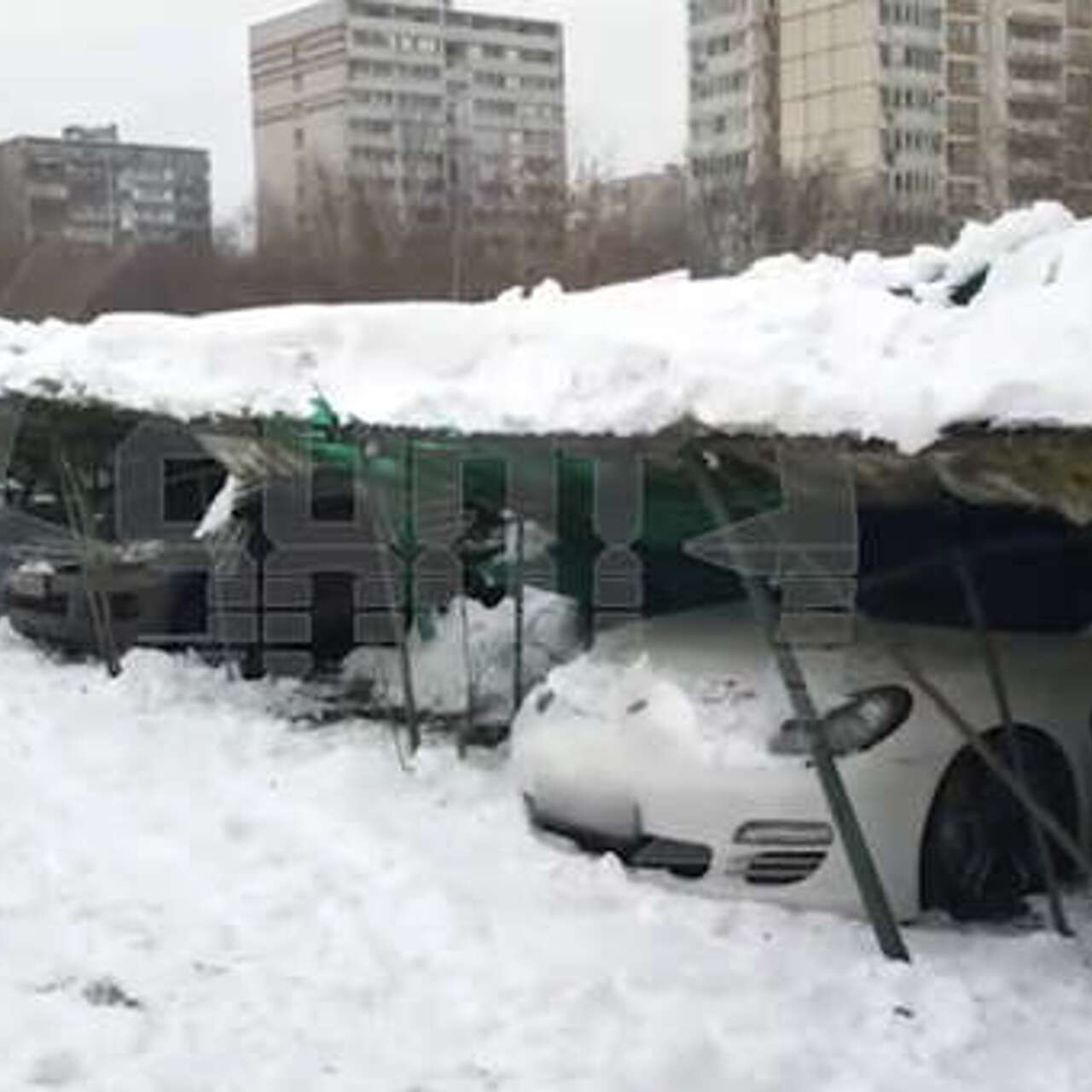 В Москве крыша автостоянки обрушилась на 30 автомобилей - Рамблер/авто