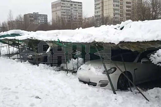 В Москве крыша автостоянки обрушилась на 30 автомобилей