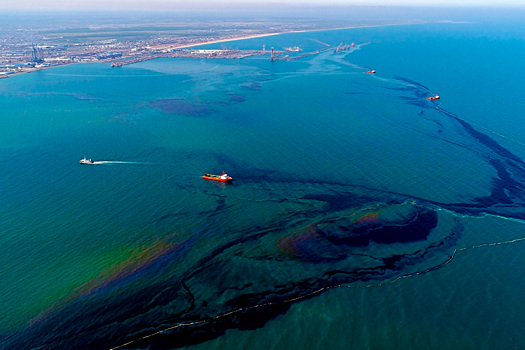 Разлив нефтепродуктов у Новороссийска охватил 350 кв. км Черного моря