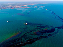 Разлив нефтепродуктов у Новороссийска охватил 350 кв. км Черного моря