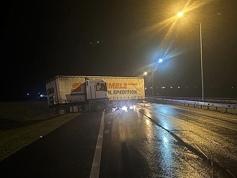 В Гвардейском районе водитель фуры не справился с управлением и протаранил отбойник