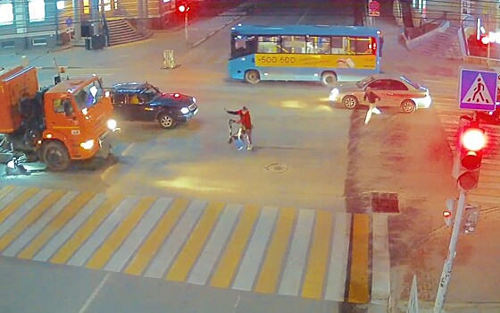 Видео: В центре Рязани водитель погнался за самокатчиком, упавшим перед его машиной