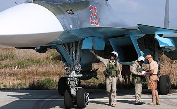 Российские пилоты самолета Су-34 на авиабазе в Сирии