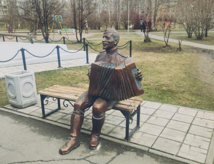 Памятник Василию Теркину восстановили к 9 Мая в Новосибирске