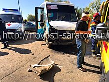 В Саратове пьяная компания на ВАЗе протаранила маршрутку