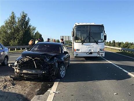 Водитель Audi врезался в автобус в Красноярском районе