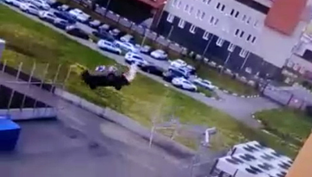 Омский автолюбитель сделал двойное сальто на выезде с парковки. Видео