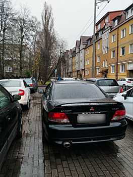 «Дома машину прогреешь»: калининградец перегородил проезд, потому что ему не сразу уступили парковочное место