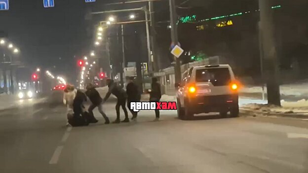 Массовая драка на дороге в Терновке попала на видео