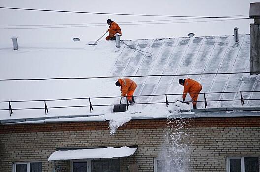 Кировэнерго напоминает: соблюдайте правила электробезопасности при расчистке крыш от снега и наледи