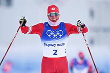 Александр Большунов выиграл марафон на Олимпиаде-2022 и завоевал свою девятую медаль на Олимпийских играх
