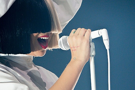 Певица Sia выпустила хитовый альбом, несмотря на выявленный у нее аутизм