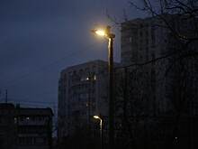 На улице Ляпидевского осмотрели бьющийся током столб