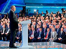 Путин велел единороссам не опускаться "ниже плинтуса" в общении с народом