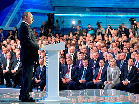 Путин велел единороссам не опускаться "ниже плинтуса" в общении с народом