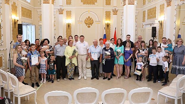 В Раменском накануне Дня семьи поздравили супружеские пары-юбиляры