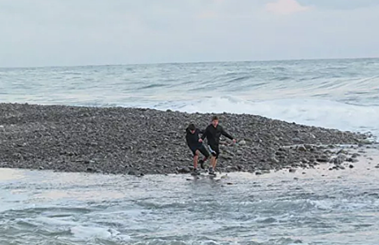 В Сочи возобновили поиск пропавших в море детей