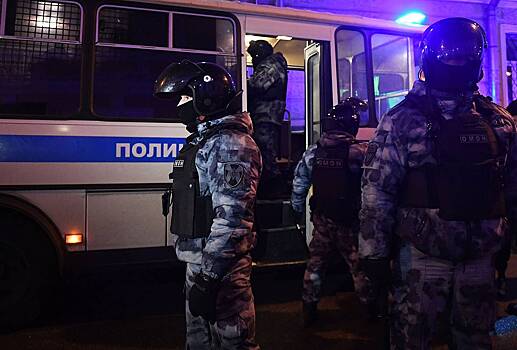 Почти 70 человек забрали в полицию из-за «голой вечеринки» в московском доме