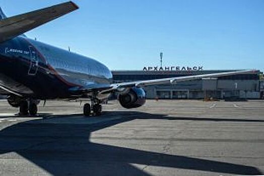 На рейсе Санкт-Петербург-Архангельск в салоне самолёта отвалилась обшивка